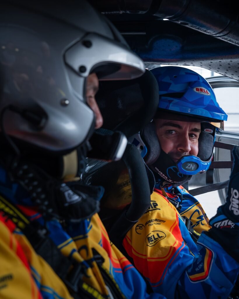 Copiloto y piloto con casco dentro del coche durante la Fernando Alonso SpeedXperience en el Circuito del Jarama