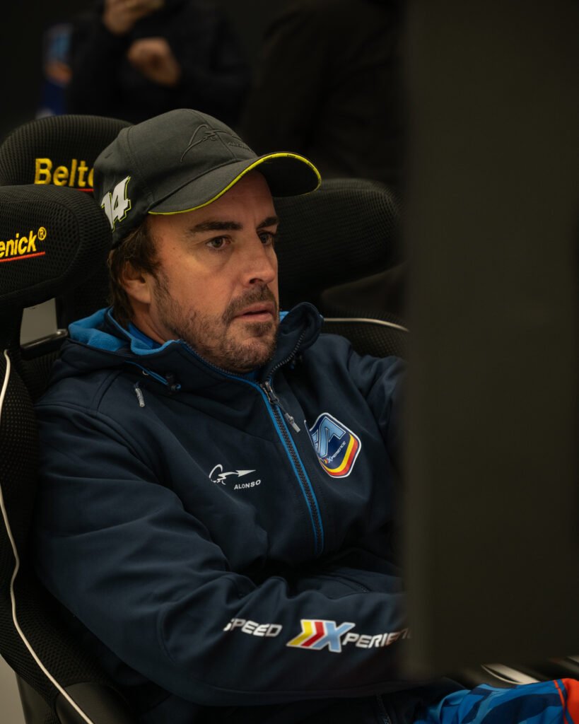 Fernando Alonso en el box durante la Fernando Alonso SpeedXperience en el Circuito del Jarama