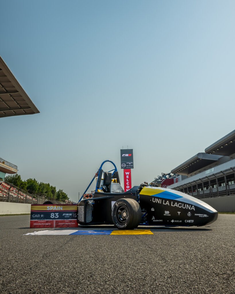 Monoplaza de la Universidad de La Laguna en la parrilla del Circuit de Barcelona-Catalunya
