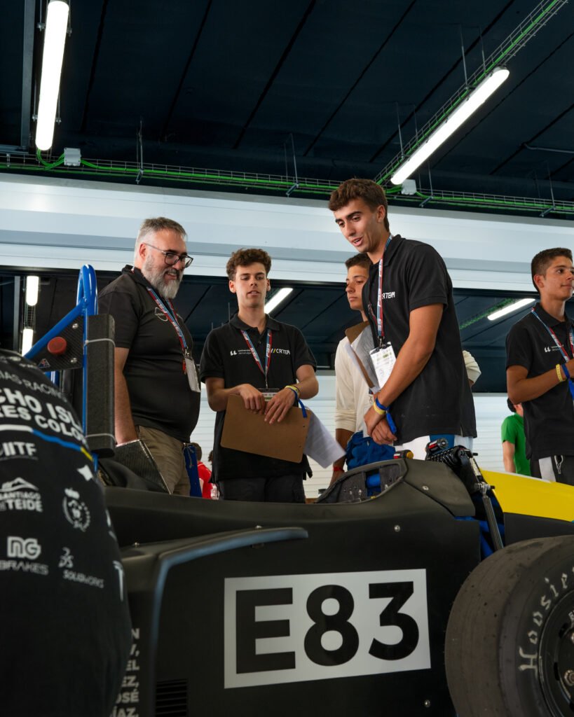 Inspectores y equipo alrededor del monoplaza E83