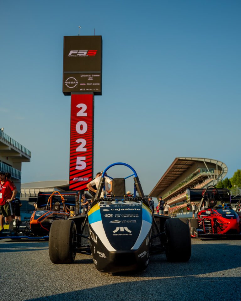 Monoplaza de Canarias Racing Team bajo la torre de Formula Student Spain 2025 al atardecer