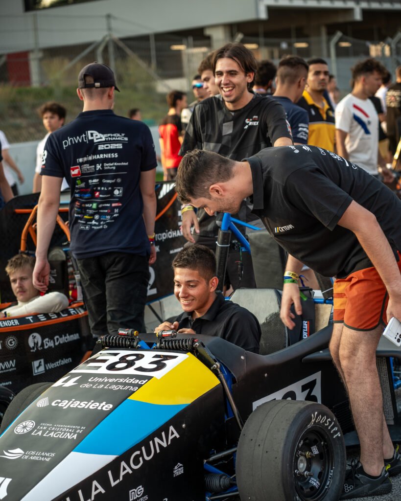 Miembros del equipo alrededor del monoplaza en el paddock