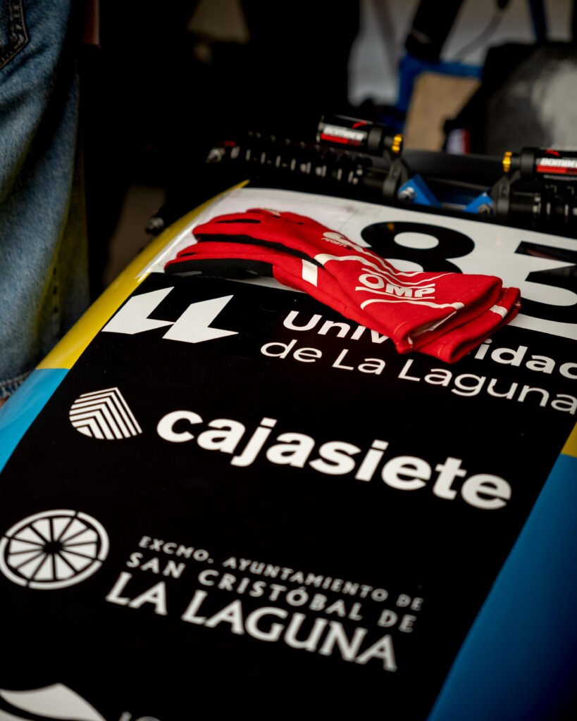 Detalle del carenado con los logos de la Universidad de La Laguna y los patrocinadores