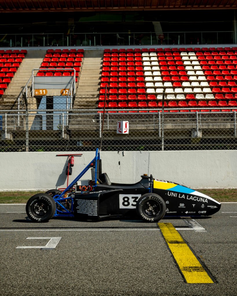 Monoplaza número 83 frente a la tribuna principal del circuito