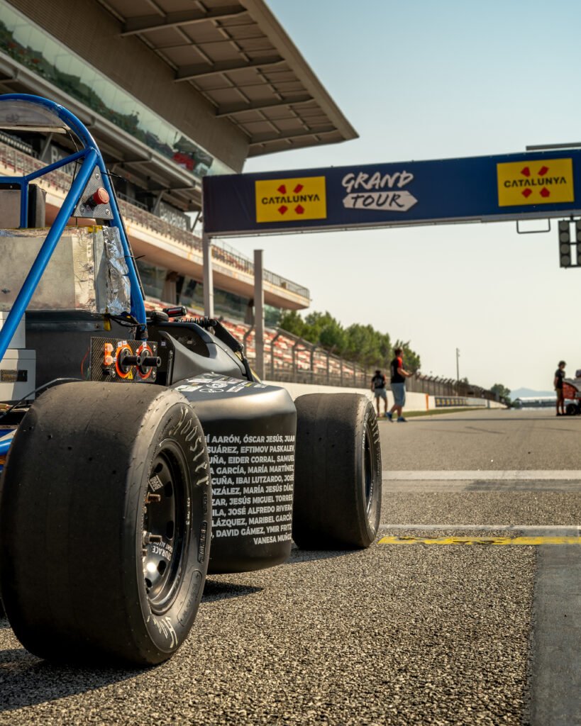 Rueda trasera del monoplaza en primer plano en el pit lane