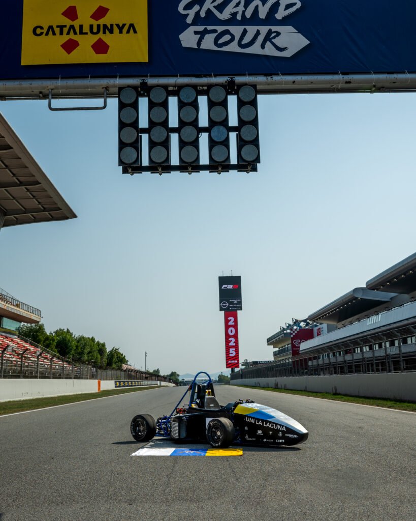 Monoplaza en la línea de salida bajo el semáforo del circuito