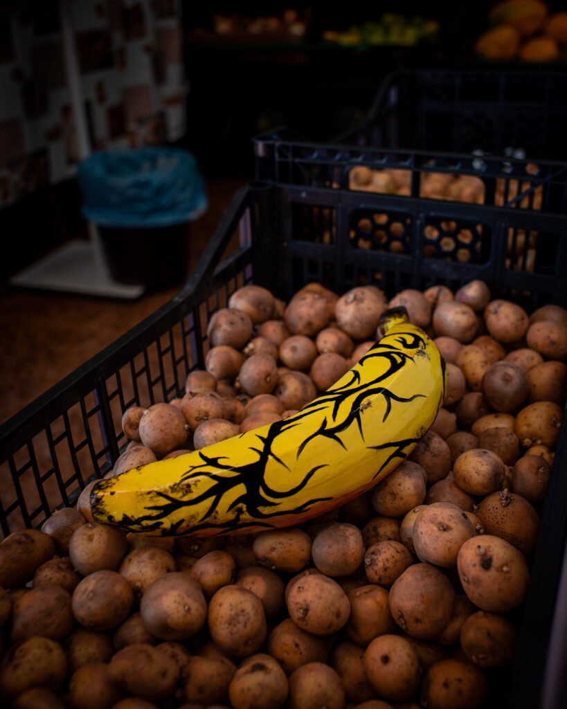 Plátano pintado sobre una cesta de papas en la serie fotográfica El Plátano de Azahara Capella