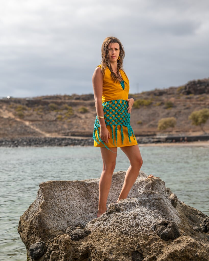 Sobre las rocas de la costa. Look amarillo de Mareas Vivas, de Amanda Vera, inspirado en la costa suroeste de Tenerife