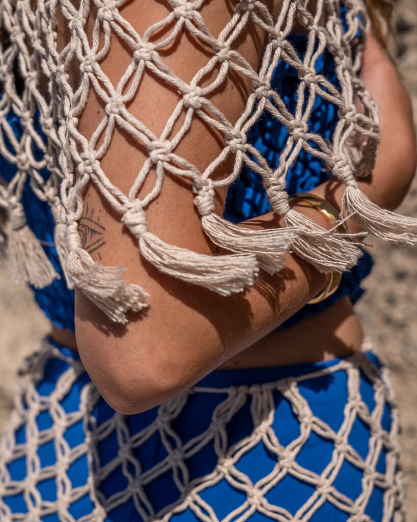 Detalle del crochet artesanal. Look azul de Mareas Vivas, de Amanda Vera, inspirado en la costa noroeste de Tenerife