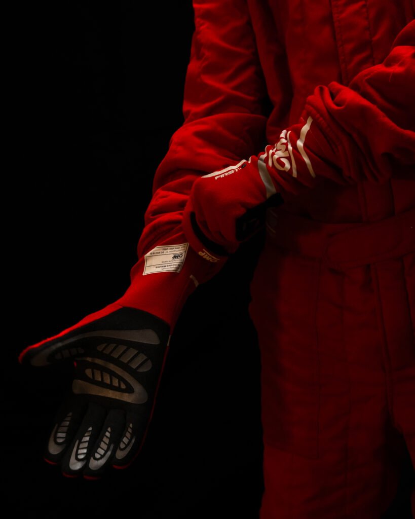 Detalle del guante y la manga del mono rojo del piloto
