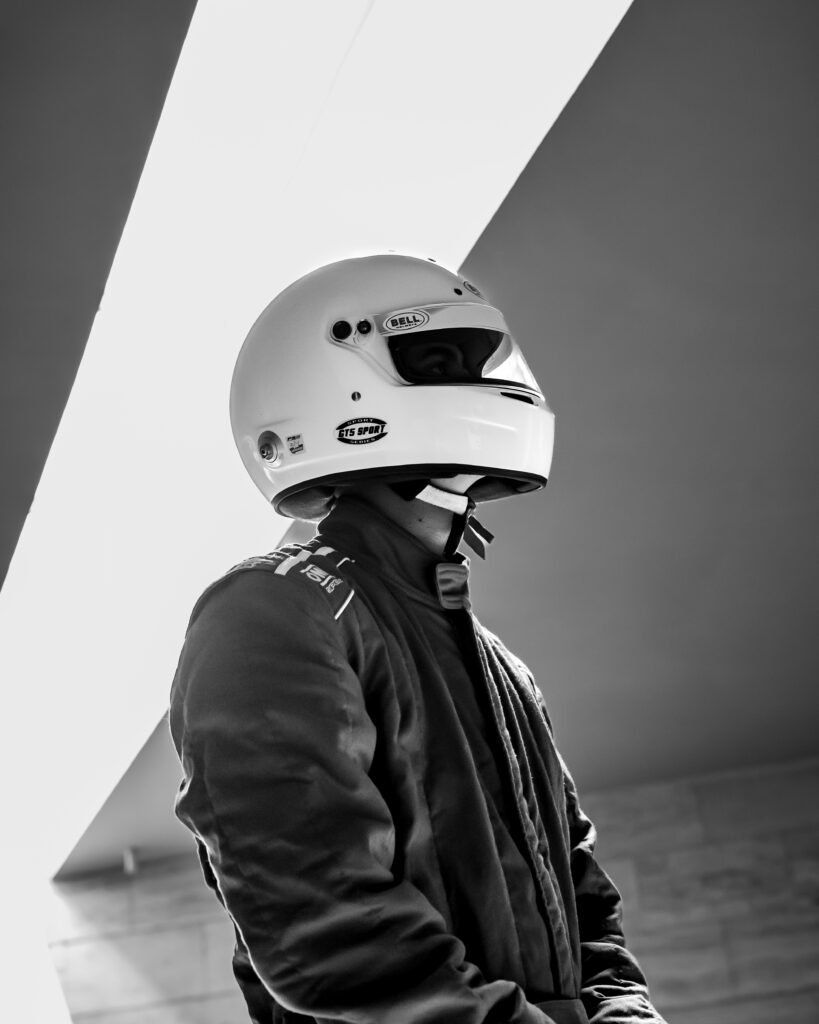 Retrato en blanco y negro del piloto con casco y chaqueta oscura