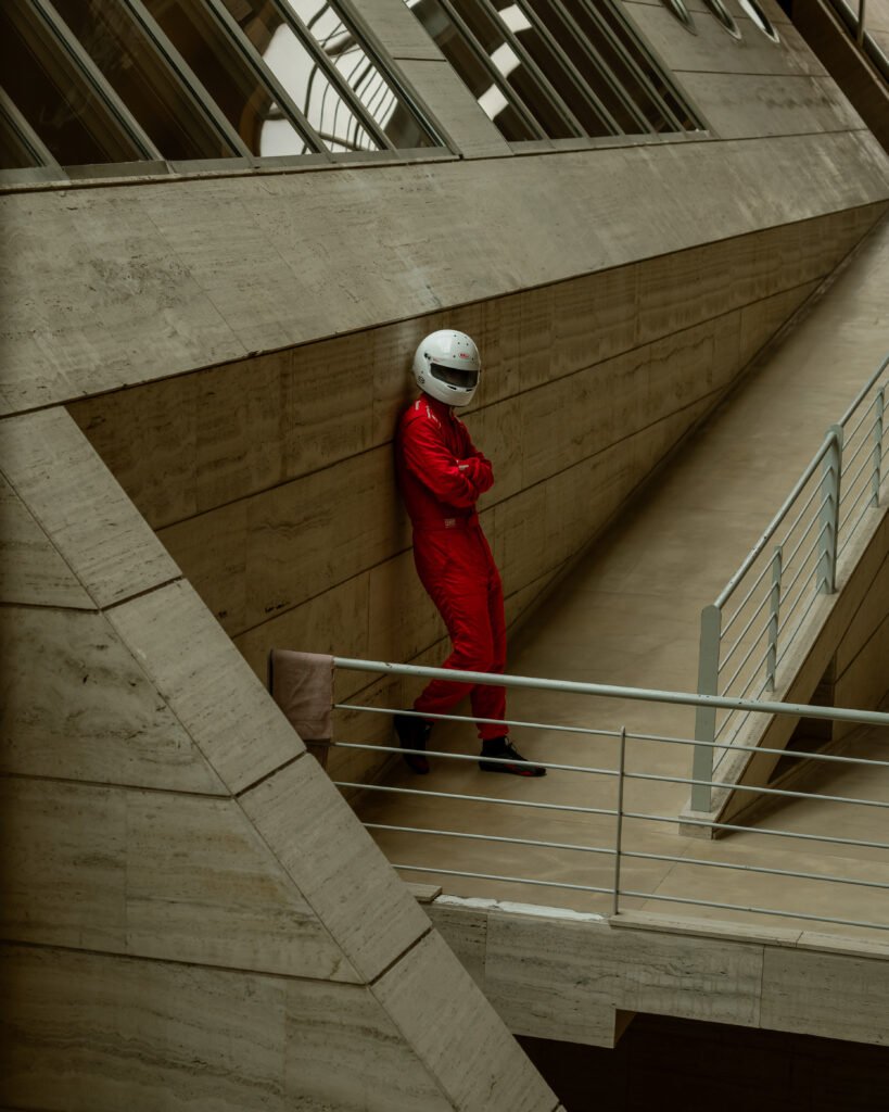Piloto apoyado en un muro inclinado junto a una escalera