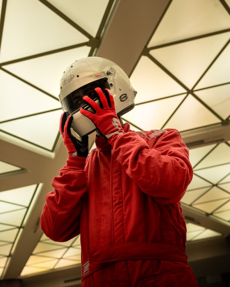 Piloto de Canarias Racing Team con las manos en el casco bajo una cubierta de cristal triangular