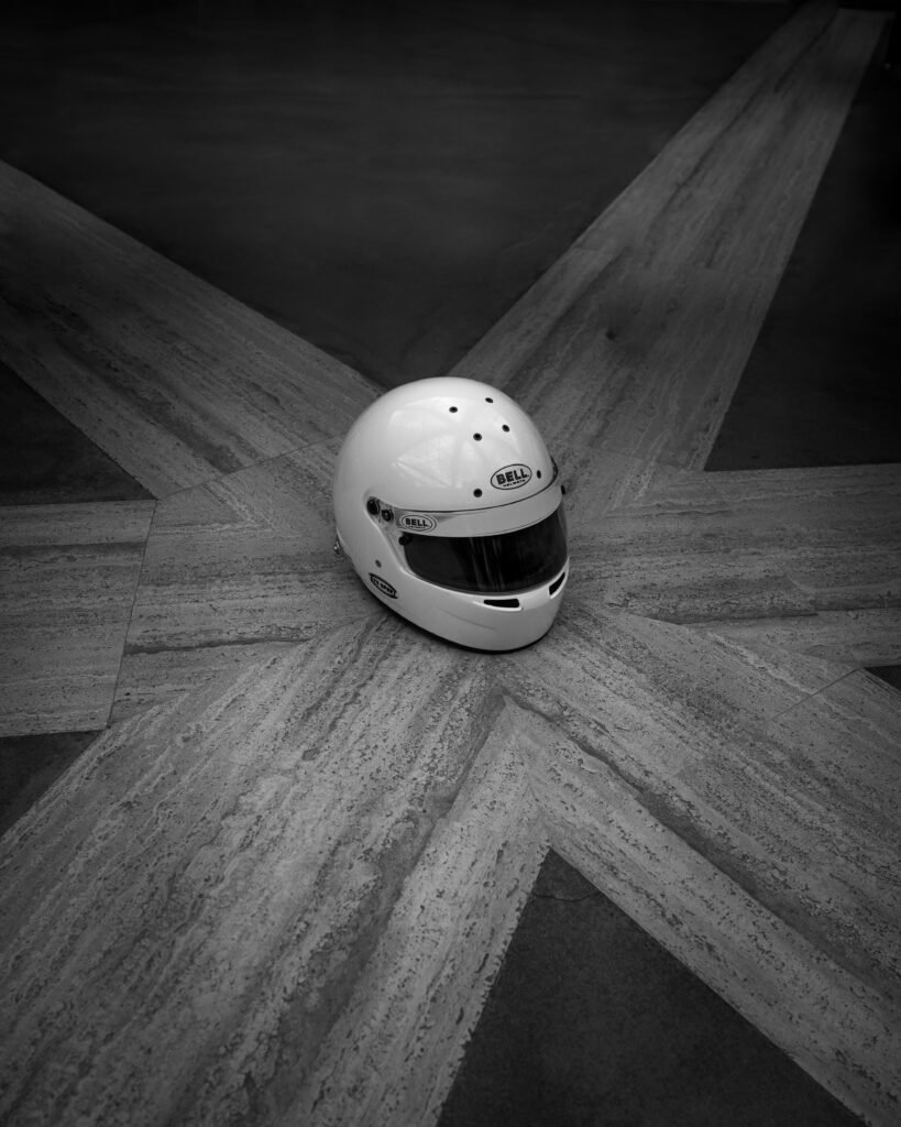 Casco blanco en el suelo de hormigón, en blanco y negro