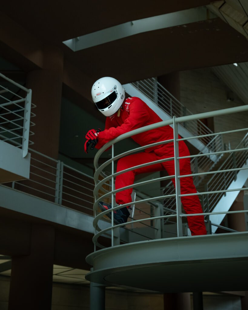 Piloto apoyado en la barandilla de una escalera de caracol