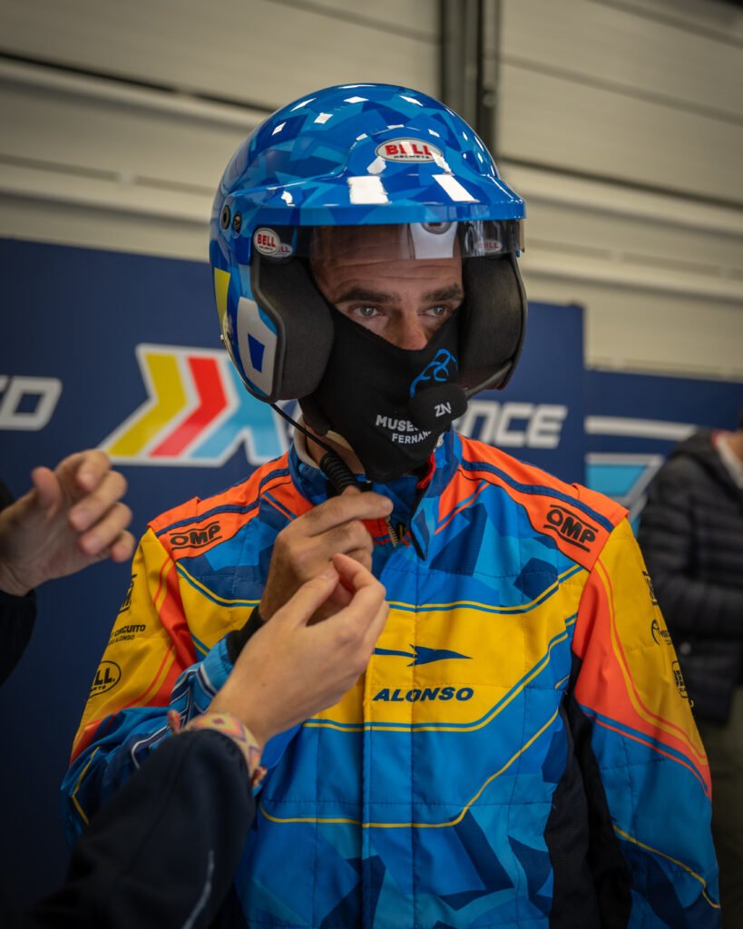 Piloto ajustándose el casco antes de salir a pista durante la Fernando Alonso SpeedXperience en el Circuito del Jarama
