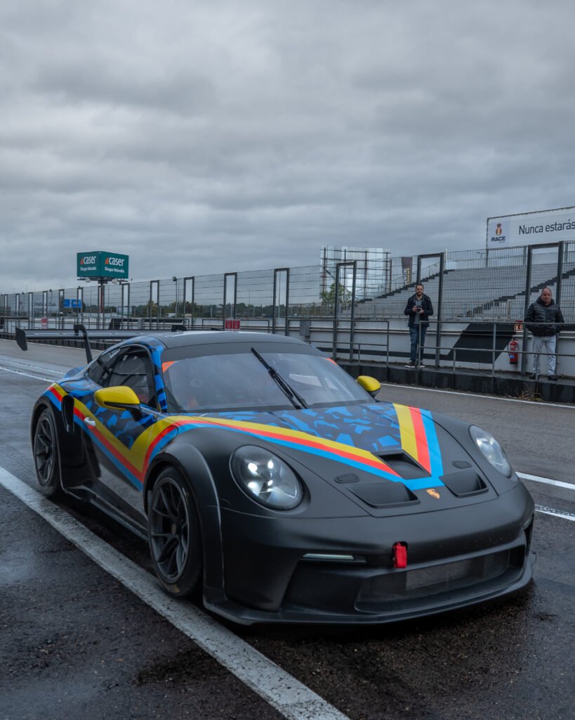 Porsche 911 en el pit lane bajo la lluvia durante la Fernando Alonso SpeedXperience en el Circuito del Jarama