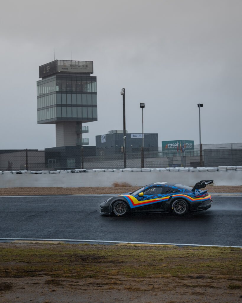 Porsche 911 frente a la torre de control del Jarama durante la Fernando Alonso SpeedXperience en el Circuito del Jarama