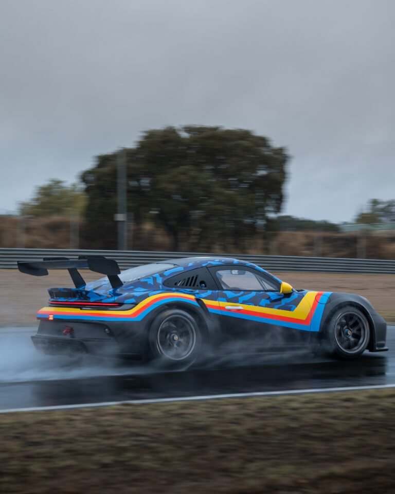 Porsche 911 abriendo estela de agua durante la Fernando Alonso SpeedXperience en el Circuito del Jarama