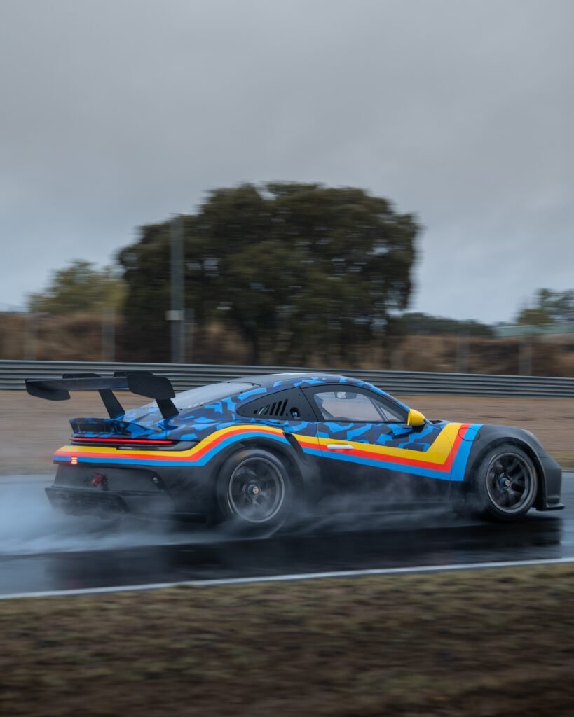 Porsche 911 abriendo estela de agua durante la Fernando Alonso SpeedXperience en el Circuito del Jarama