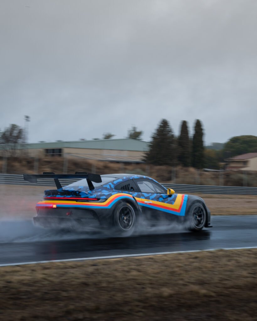 Porsche 911 en plena frenada sobre mojado durante la Fernando Alonso SpeedXperience en el Circuito del Jarama