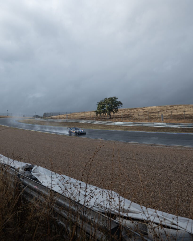 Curva del Jarama bajo un cielo de tormenta durante la Fernando Alonso SpeedXperience en el Circuito del Jarama